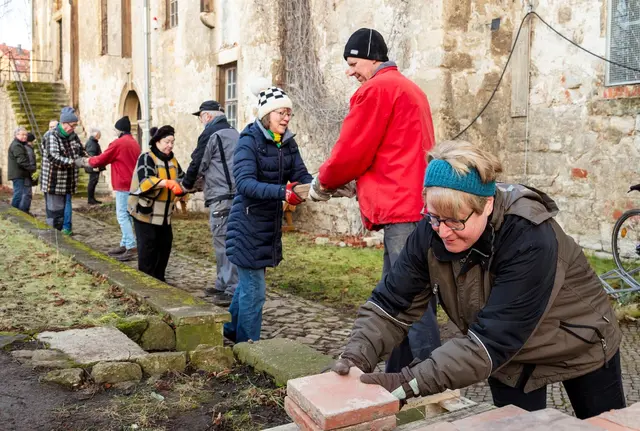 Baueinsatz von Ehrenamtlichen an der Martinskirche Apolda  | Foto: Stiftung Baukultur Thüringen / Thomas Müller