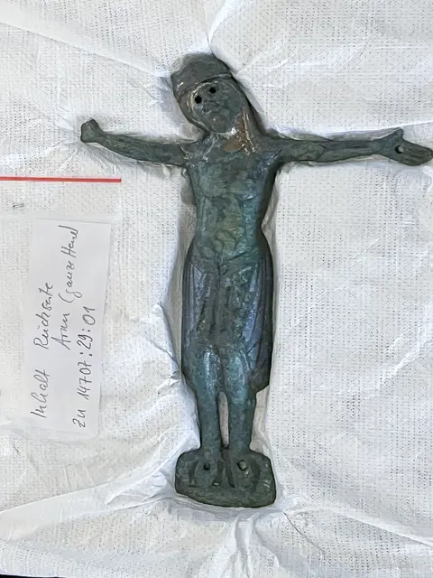 Das romanische Kruzifix aus Buntmetall stammt aus der Radegundiskirche. | Foto: Claudia Crodel