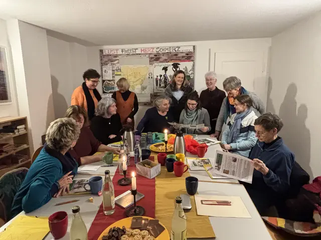 Anlässlich des Weltgebetstags wird der Saalfelder FrauenTisch um Pfarrerin Christina Weigel (Mitte) größer: Er wird ökumenisch vorbereitet und gefeiert. | Foto: Sabine Bujack