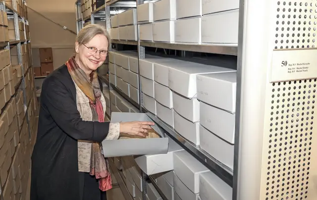 Christina Neuß, Leiterin von Archiv und Bibliothek der EKM . Mit einem Teil der Brüsewitz.-Akten im Landeskirchenarchiv in Magdeburg. | Foto: Foto: Thomas Nawrath