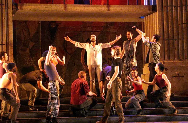 Deutschland-Premiere für einen Musical-Klassiker: Am 14.1.2000 ist "Jesus Christ Superstar" von Andrew Lloyd Webber erstmals in der Bundesrepublik zu sehen. Das Szenenfoto zeigt Jesus, gespielt von William Byrne, mit dem Ensemble in der Szene "Hosanna". 
 | Foto: epd-bild / Bertold Fernkorn
