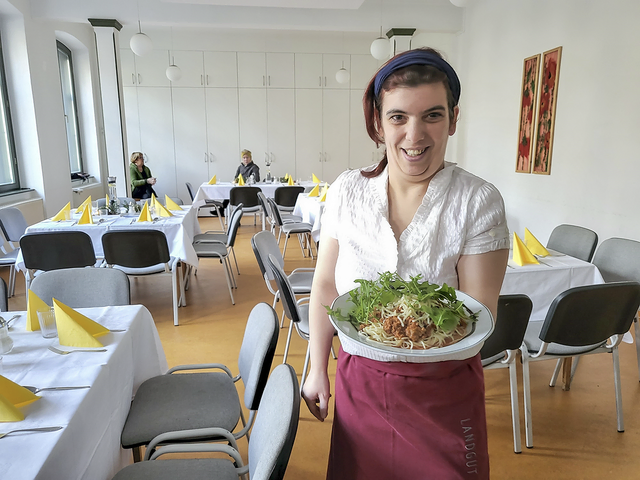 Bella Italia: Sabrina Thormann vom Landgut Holzdorf serviert Spaghetti Bolognese. | Foto: Conny Mauroner