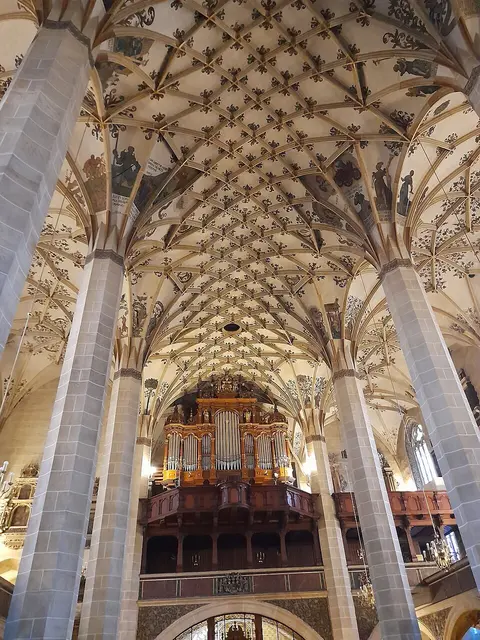 Blick zur Orgel.  | Foto: Aagenverglaser, CC BY-SA 3.0, https://commons.wikimedia.org/wiki/File:Stadtkirche_St._Marien_(Pirna),_Orgel.jpg