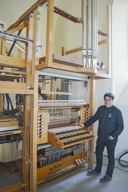 Ilko Hoffmann, Ortschaftbürgermeister und von Beruf Buchhalter, ist nach Feierabend allem, was Tasten hat, zugetan. Von der Idee einer neuen Orgel war er sofort begeistert. | Foto: Thomas Schäfer
