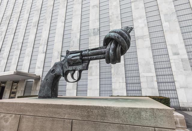 Suche Frieden und jage ihm nach! (Psalm 34,15): Die Skulptur "Non Violence" von Carl Fredrik Reuterswärd gilt weltweit als Symbol für Gewaltslosigkeit. Sie steht vor dem Hauptquartier der UN in New York. | Foto: misu – stock.adobe.com