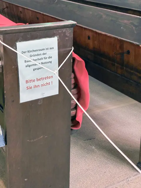 Betreten verboten: Die Erfurter Lutherkirche ist seit drei Jahren gesperrt. Das Gotteshaus, das im nächsten Jahr 100 Jahre alt wird, steht auf unsicherem Grund. Die Sanierungskosten stellen für die Gemeinde eine enorme Herausforderung dar. | Foto: Angelika Reiser-Fischer
