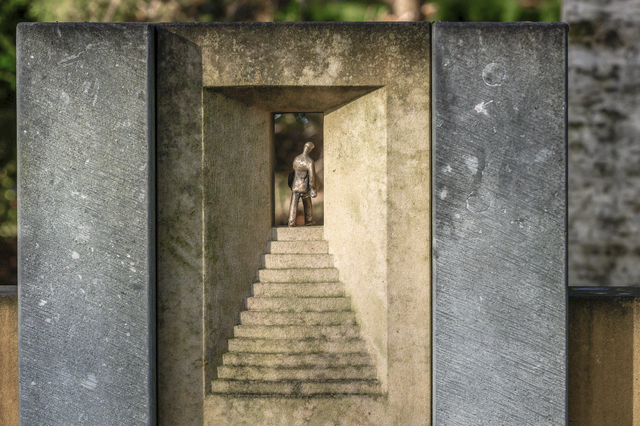 Die letzte Wegstrecke: Auf einem Grabstein auf dem Weimarer Friedhof werden Tod und Sterben als Übergang in eine andere Welt dargestellt. Der Verstorbene geht alleine durch das Tor vom Diesseits ins Jenseits.   | Foto: Maik Schuck