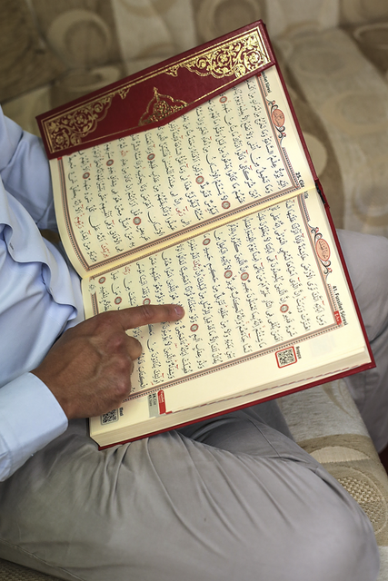 Schrift studieren: Memedi liest im Koran im Islamischen Kultur-zentrum Bejtullah in Düsseldorf. | Foto: epd-bild/Hans-Jürgen Bauer