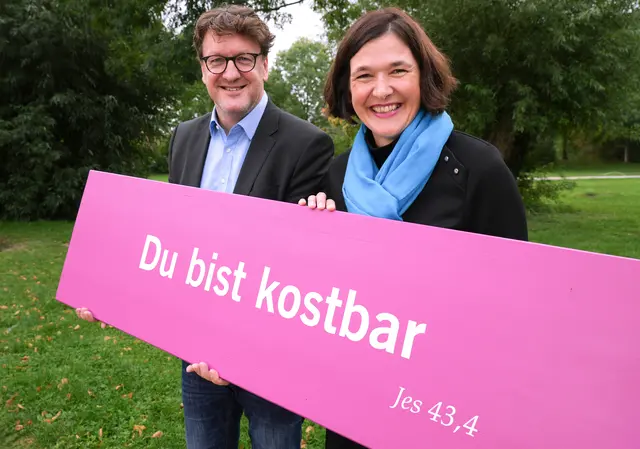 Kirchentagspräsident Torsten Zugehör und Generalsekretärin Kristin Jahn mit der Losung  | Foto: Kirchentag/Dominik Roßbach