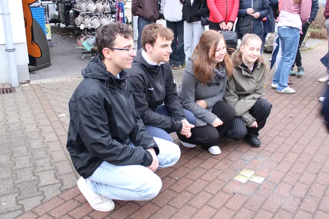 Das Projektteam aus Sullivan Böhm, Henning Falk, Amy Ortlepp und Paula Meister (v.l.n.r.) vom Gymnasium Gleichense in Ohrdruf mit den drei Stolpersteinen der Nußbaums. | Foto: Hartmut Ellrich