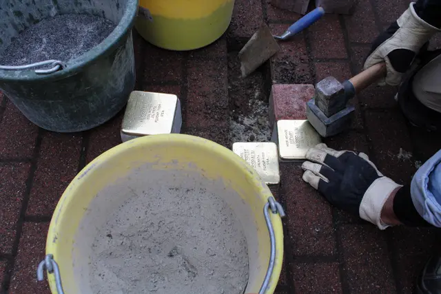 Gunter Demnig verlegt den zweiten Stolperstein für Ludwig Nußbaum | Foto: Hartmut Ellrich