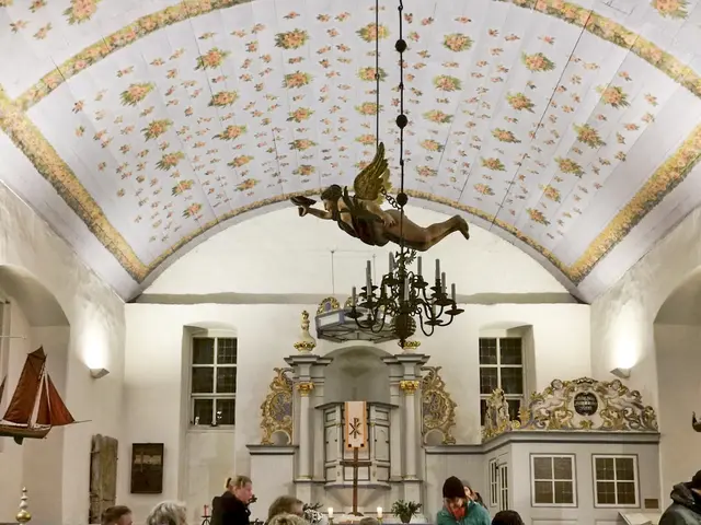 Die Inselkirche in Kloster auf Hiddensee ist der letzte sichtbare Teil eines Zisterzienserklosters und ältestes Bauwerk des Ortes. Der Taufengel kam um 1750 in die Kirche. | Foto: Susanne Reh-Krause