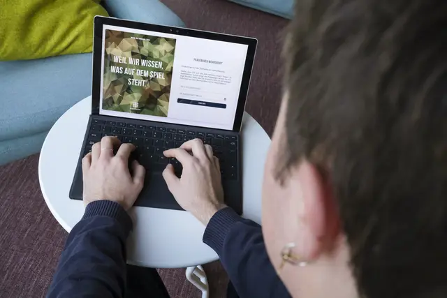 Ein junger Mann füllt den Fragebogen zum Wehrdienst auf einem Tablet aus . | Foto: epd-bild/Mika Preller-Pieroth