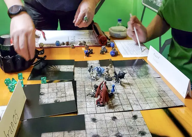 Helden gegen Drachen: "Pen-and-Paper"-Rollenspiele kommen ohne viel Material aus. Das Abenteuer wird mit Stift und Papier entwickelt. | Foto: Erprobungsräume