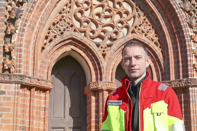 Der Polizeiseelsorger im Norden Sachsen-Anhalts, Otto-Fabian Voigtländer, vor der Stephanikirche. | Foto: Thomas Nawrath