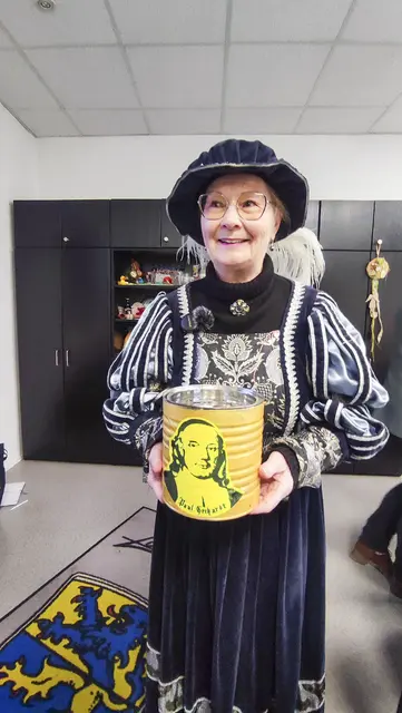 Zur Auslosung trat Wilma Deißner in barocker Robe auf. | Foto: Thorsten Keßler