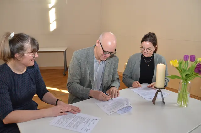 Bildunterschrift:
Die Bereichsleitung der Ev. Stiftung Neinstedt, Dorothee Brachmann, der Geschäftsführer der Care Campus Harz gGmbH, Dr. Thomas Schilling und die Schulleitung Sozialberufe und Heilerziehungspflege, Saskia Brüser (v.l.n.r.) unterschreiben die Kooperationsvereinbarung. | Foto: Andreas Damm / ESN