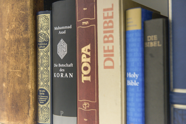 Dialog im Bücherschank: Koran, Thora und Bibel sind die heiligen Schriften der drei abrahamitischen Religionen Islam, Judentum und Christentum. | Foto: Foto: kna-bild/Elisabeth Schomaker