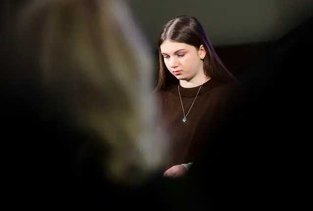 Valeriia Sydorova war erst 16 Jahre alt, als russische Besatzer sie im Oktober 2022 in ihrer ukrainischen Heimatstadt Nowa Kachowka nahe Cherson in einen von vielen Bussen setzten. Gemeinsam mit Hunderten weiterer Kinder wurde sie auf die Krim gebracht. Es war der Anfang einer Verschleppungsgeschichte, in der sie Gewalt, Indoktrinierung und Unterdrückung erlebte und aus der sie erst nach fast einem Jahr im August 2023 zurückkehrte. 
 | Foto: epd-bild/Nancy Heusel