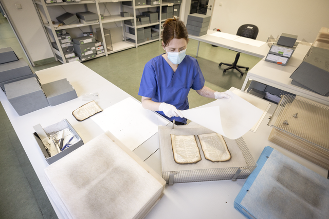 Teil einer gewaltigen Aufgabe: Eine Mitarbeiterin der Papierwerkstatt der Anna Amalia Bibliothek bereitet die Seiten für den Wässerungsvorgang vor. In der Werkstatt werden mehr als 1,5 Millionen Buchseiten und Tausende Dokumente restauriert. | Foto: epd-bild/Paul-Philipp Braun