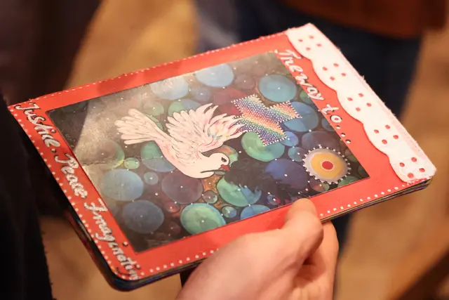 Persönliche Botschaften zu Frieden und Gerechtigkeit gestalteten insgesamt 150 Menschen aus zehn Ländern in Skizzenbüchern für die Wanderausstellung "Justice. Peace. Imagination". | Foto: Thomas Nawrath / EKM