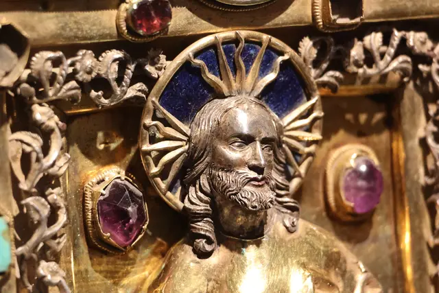 Detail des Wiperti-Evangelistars: Goldschmiedearbeit mit Edelsteinen (ca. 1513). | Foto: Thomas Nawrath