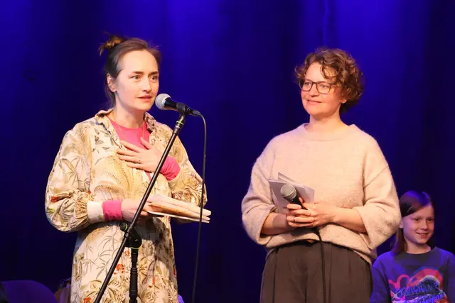 Projektleiterin Miriam Kähne (rechts) war bei der Voreröffnung der Wanderausstellung "Justice. Peace. Imagination" des Ökumenezentrums der Evangelischen Kirche in Mitteldeutschland Ende März in Magdeburg mit mehreren Künstlern und Projektbeteiligten im Gespräch.  | Foto: Thomas Nawrath / EKM