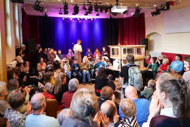 Voreröffnung der Wanderausstellung "Justice. Peace. Imagination" des Ökumenezentrums der Evangelischen Kirche in Mitteldeutschland Ende März in Magdeburg. Projektleiterin Miriam Kähne stellt einige der beteiligten 150 Künstler aus zehn Ländern vor.  | Foto: Thomas Nawrath / EKM