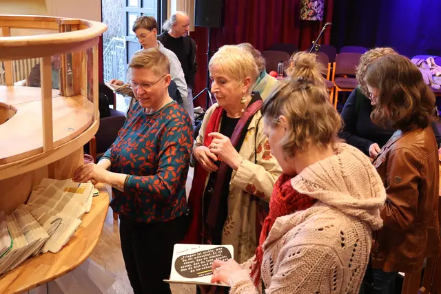 Zu den Gästen der Voreröffnung in Magdeburg zählten auch EKM-Regionalbischöfin Bettina Schlauraff und die Schulpfarrerin der Evangelischen Grundschule Magdeburg, Gabriele Herbst. | Foto: Thomas Nawrath / EKM