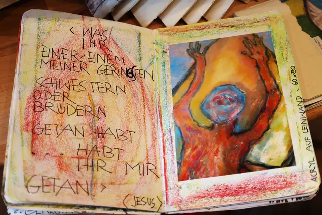 Persönliche Botschaften zu Frieden und Gerechtigkeit gestalteten insgesamt 150 Menschen aus zehn Ländern in Skizzenbüchern für die Wanderausstellung "Justice. Peace. Imagination". | Foto: Thomas Nawrath / EKM