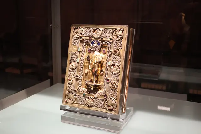 Wiperti-Evangelistar mit Goldschmiedearbeiten (ca. 1513). | Foto: Thomas Nawrath