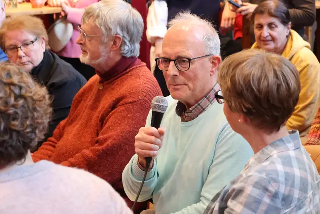 Voreröffnung der Wanderausstellung "Justice. Peace. Imagination" des Ökumenezentrums der Evangelischen Kirche in Mitteldeutschland Ende März in Magdeburg. Projektleiterin Miriam Kähne stellt einige der beteiligten 150 Künstler aus zehn Ländern vor.  | Foto: Thomas Nawrath / EKM