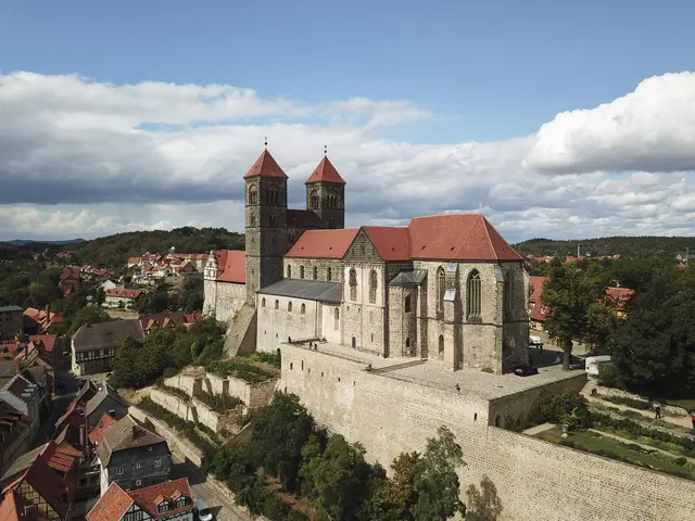 Der Schlossberg in Quedlinburg mit der romanischen Stiftskirche St. Servatius im Harz.  | Foto: epd-bild/Steffen Schellhorn