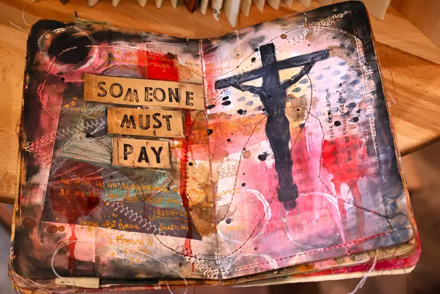 Persönliche Botschaften zu Frieden und Gerechtigkeit gestalteten insgesamt 150 Menschen aus zehn Ländern in Skizzenbüchern für die Wanderausstellung "Justice. Peace. Imagination". | Foto: Thomas Nawrath / EKM