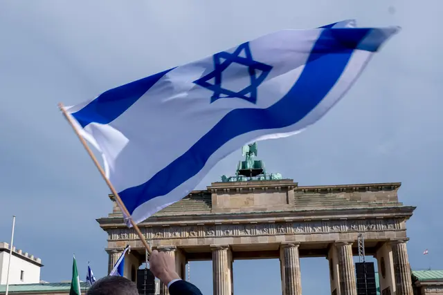Kundgebung „Aufstehen gegen Terror, Hass und Antisemitismus - in Solidaritöt und Mitgefühl mit Israel“ am 22. Oktober 2023 vor dem Brandenburger Tor in Berlin. Ein breites zivilgesellschaftliches Bündnis hatte eingeladen. | Foto: epd-bild/Rolf Zöllner