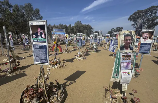 Gedenkort für die Opfer des Hamas-Überfalls beim Nova-Musikfestivals in Israel am 7. Oktober 2023. Pfosten mit Fotos der Getöteten erinnern an der Gedenkstelle als individuell gestaltete Erinnerungsorte mit israelischen Flaggen, Blumen und persönlichen Andenken an die Opfer. Bei dem Rave-Festival in der Negev-Wüste hatte die palästinensische Terrororganisation 378 junge Menschen getoetet und 44 weitere verschleppt. | Foto: epd-bild/Ingo Lehnick