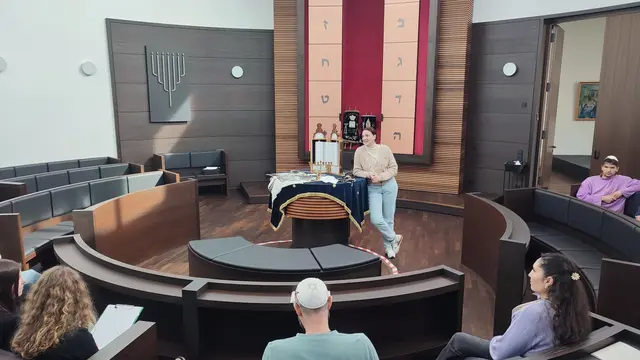 In der Dessauer Synagoge: Helga Sokolava erklärt den Jugendlichen jüdische Symbole und Gegenstände. | Foto: Thorsten Keßler