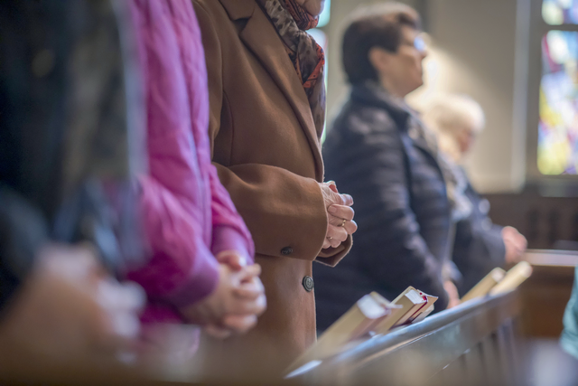 In Gemeinschaft gesprochen: Das Vaterunser ist das bekannteste Gebet der Christen, es geht auf Jesus selbst zurück. In zwei Evangelien ist überliefert, wie Jesus seine Jünger damit zu beten gelehrt hat.   | Foto: epd-bild/Tim Wegner
