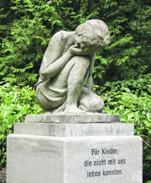 Gedenkstein: »Für Kinder, die nicht mit uns leben konnten« – Eine Skulptur auf dem historischen Friedhof in Weimar erinnert an die »Sternenkinder«. | Foto: Sophien- und  Hufeland-Klinikum
