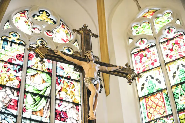 Kruzifix in der Leipziger Thomaskirche: Das Kreuz steht als Zeichen der Auferstehung Jesu von den Toten. Im Unterschied zum einfachen Kreuz trägt das Kruzifix den Leib des gekreuzigten Christus. Die künstlerische Darstellung ist Sinnbild für das Opfer Christi, das er zur Erlösung der Menschheit gebracht hat. | Foto: epd-bild