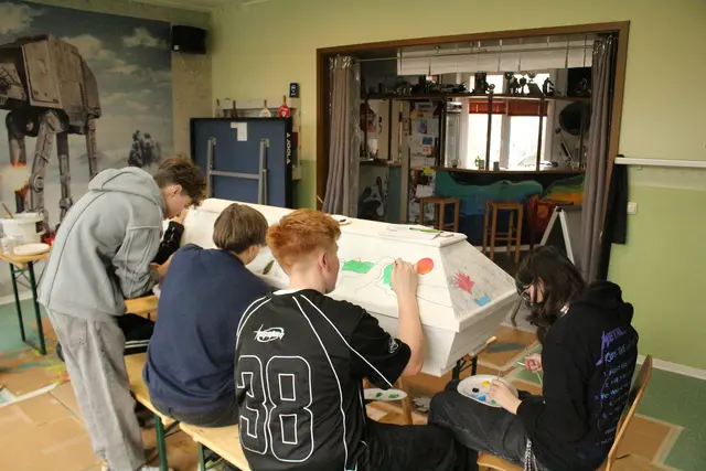 Das „Sarg-Mal-Projekt“ aus dem anhaltischen Kinder- und Jugendpfarramt gehörte schon öfter zur Projektwoche.  | Foto: Thorsten Keßler