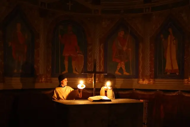 Osterspiel in der Stiftskirche St. Cyriakus Gernrode.  Die Engel ringen das Licht aus dem Heiligen Grab zum Altar. | Foto: Thomas Nawrath