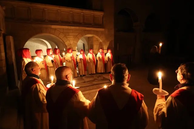 Historisches Osterspiel in der Stiftskirche St. Cyriakus Gernrode.  Die Liturgie geht wohl auf die Zeit des 11./12.  Jahrhunderts zurück.  Bis zur Reformation wurde das Osterspiel in Gernrode aufgeführt. Nach Wiederauffindung der Texte ist es seit 1989 jedes Jahr am Ostersonntag fester Bestandteil des Gottesdienstes in Gernrode. | Foto: Thomas Nawrath