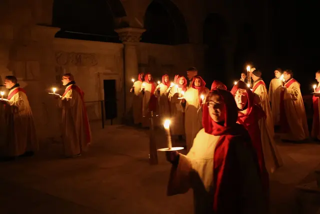 Historisches Osterspiel in der Stiftskirche St. Cyriakus Gernrode.  Im Hintergrund ist das Heilige Grab aus dem 11. Jahrhundert zu sehen - die älteste erhaltene Nachbildung des Grabes von Jerusalem in einer Kirche in Deutschland. | Foto: Thomas Nawrath