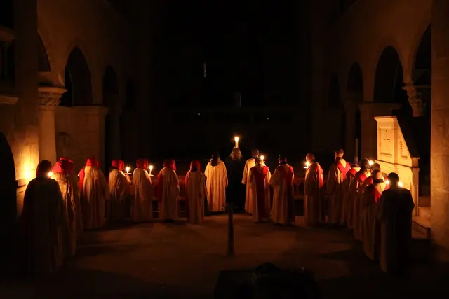 Beim Osterspiel in der Stiftskirche St. Cyriakus Gernrode wird das Licht schließlich in die noch dunkle Kirche getragen. | Foto: Thomas Nawrath