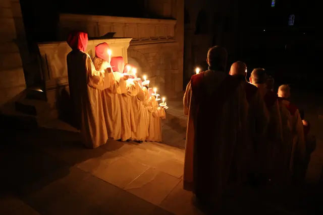 Osterspiel in der Stiftskirche St. Cyriakus Gernrode.  Je zehn Frauen und zehn Männer stehen auf den Stufen zum Ostchor mit dem Osterlicht.  | Foto: Thomas Nawrath