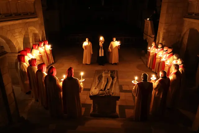 Osterspiel in der Stiftskirche St. Cyriakus Gernrode.  Das Grab des Stifters, Markgraf Gero, ist eingebunden in die historische Liturgie. | Foto: Thomas Nawrath