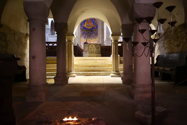 Stiftskirche St. Cyriakus Gernrode. Blick aus der Westkrypta über das mittelalterliche Taufbecken zum Ostchor mit dem thronenden Weltenherrscher in der Apsis. | Foto: Thomas Nawrath