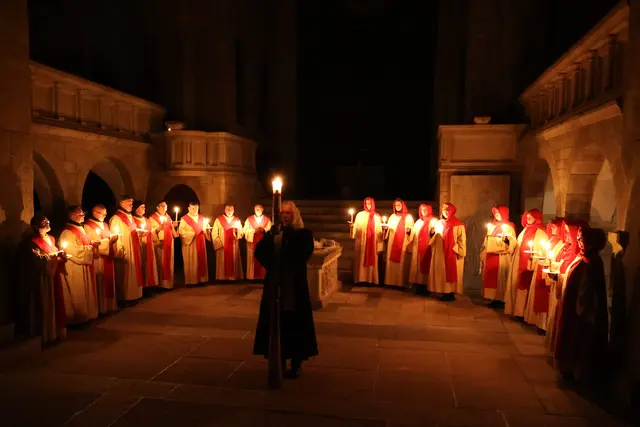Osterspiel in der Stiftskirche St. Cyriakus Gernrode.  Das Osterlicht aus dem Heiligen Grab wird der Gemeinde präsentiert - Jesus lebt, das Grab ist leer! | Foto: Thomas Nawrath