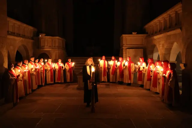 Osterspiel in der Stiftskirche St. Cyriakus Gernrode. Der Chor mit Pfarrer Andreas Müller vor den Stufen zum Ostchor. | Foto: Thomas Nawrath